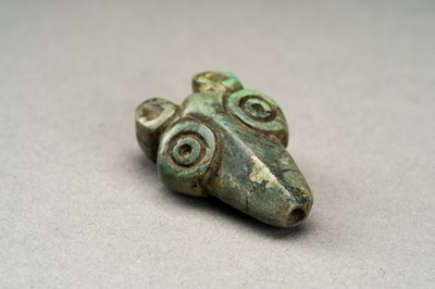 Lot 134 - AN ORDOS STYLE ‘WOLF HEAD’ TURQUOISE PENDANT