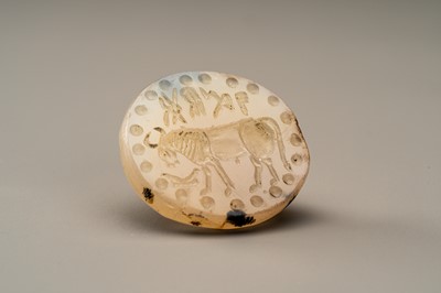 Lot 647 - A BACTRIAN AGATE INTAGLIO SEAL DEPICTING A COW