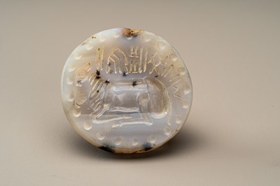 Lot 646 - A BACTRIAN AGATE INTAGLIO SEAL DEPICTING A COW