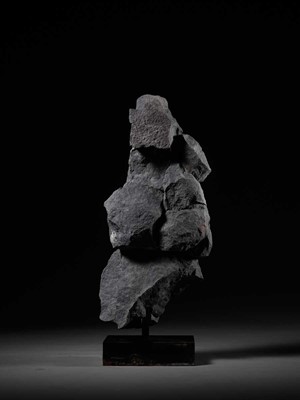 Lot 258 - A BLACK STONE FIGURE OF DURGA MAHISHASURAMARDINI, PRE-ANGKOR PERIOD, KHMER, 7TH CENTURY