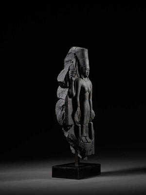 Lot 258 - A BLACK STONE FIGURE OF DURGA MAHISHASURAMARDINI, PRE-ANGKOR PERIOD, KHMER, 7TH CENTURY