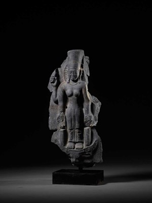 Lot 258 - A BLACK STONE FIGURE OF DURGA MAHISHASURAMARDINI, PRE-ANGKOR PERIOD, KHMER, 7TH CENTURY