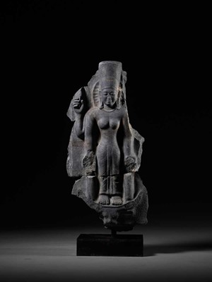 Lot 258 - A BLACK STONE FIGURE OF DURGA MAHISHASURAMARDINI, PRE-ANGKOR PERIOD, KHMER, 7TH CENTURY