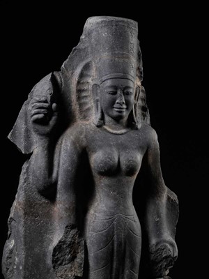 Lot 258 - A BLACK STONE FIGURE OF DURGA MAHISHASURAMARDINI, PRE-ANGKOR PERIOD, KHMER, 7TH CENTURY