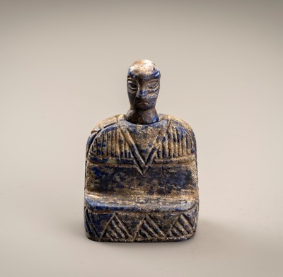 Lot 665 - A BACTRIAN STYLE LAPIS LAZULI SEATED FEMALE FIGURE