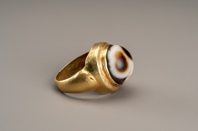 Lot 234 - A FINE AGATE INSET HIMALAYAN GOLD RING