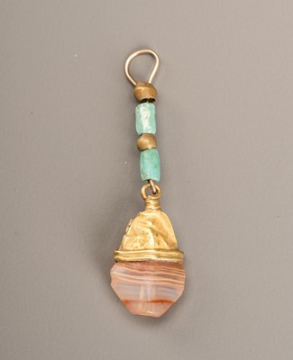 Lot 669 - A GRECO-BACTRIAN BANDED AGATE INSET GOLD PENDANT