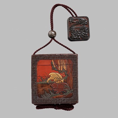 Lot 321 - A VERY RARE RYUKYU LACQUER THREE-CASE INRO DEPICTING FIGHTING BEARS AND CHRYSANTHEMUM, WITH A LACQUER HAKO NETSUKE ATTRIBUTED TO ZOKOKU