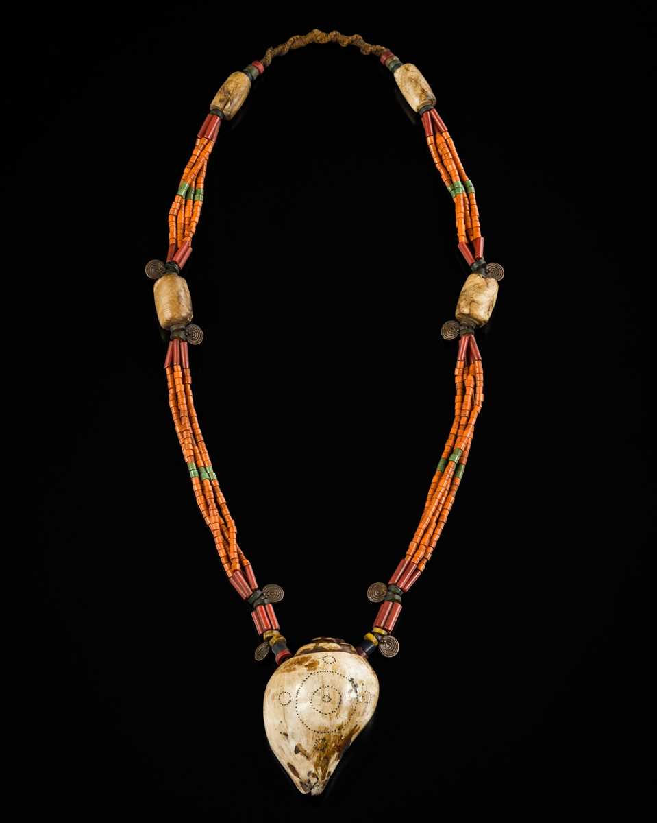 Lot 228 - A NAGA CONCH SHELL NECKLACE