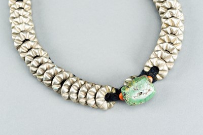 Lot 222 - A HIMALAYAN NECKLACE WITH SILVER DISCS AND TURQUOISE, c. 1900s