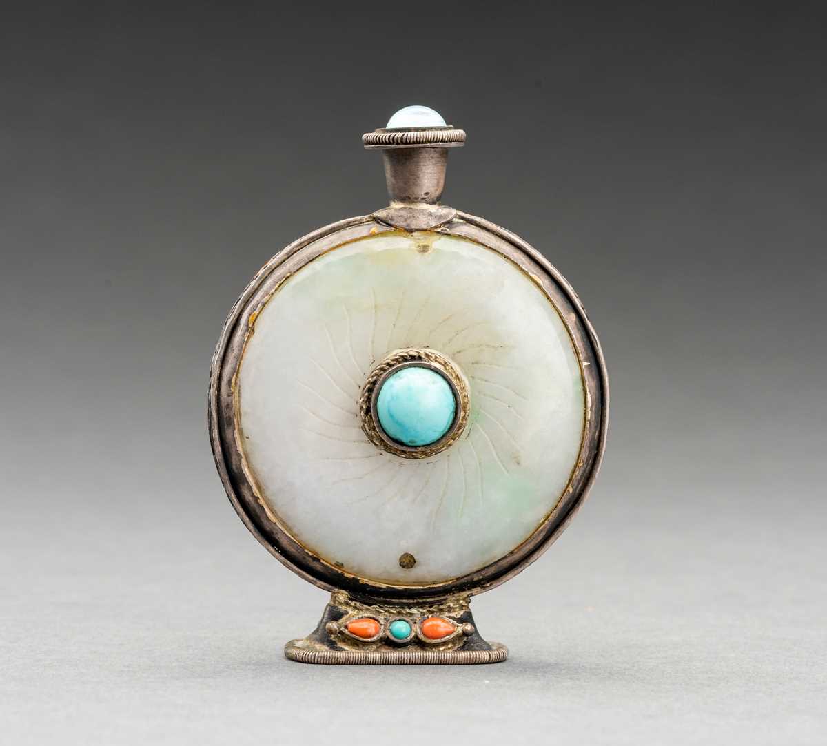 Lot 493 - A SILVER AND JADE SNUFF BOTTLE, c. 1900s