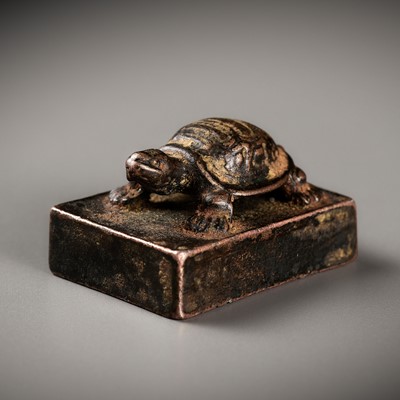 Lot 317 - A SMALL BRONZE TORTOISE SEAL, MING DYNASTY OR EARLIER