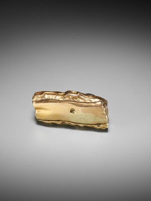 Lot 354 - TAKEYAMA MASAHIKO: A SUPERB AND RARE GOLD AND MIXED METAL NETSUKE OF A SNAIL ON A LOG
