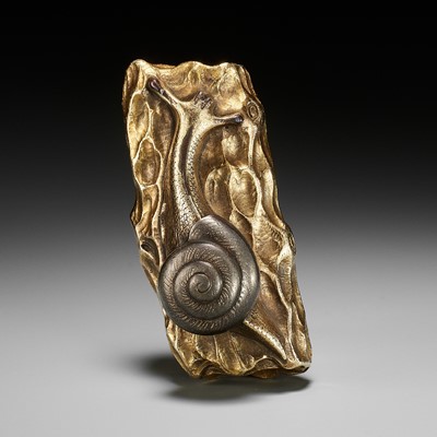 Lot 354 - TAKEYAMA MASAHIKO: A SUPERB AND RARE GOLD AND MIXED METAL NETSUKE OF A SNAIL ON A LOG