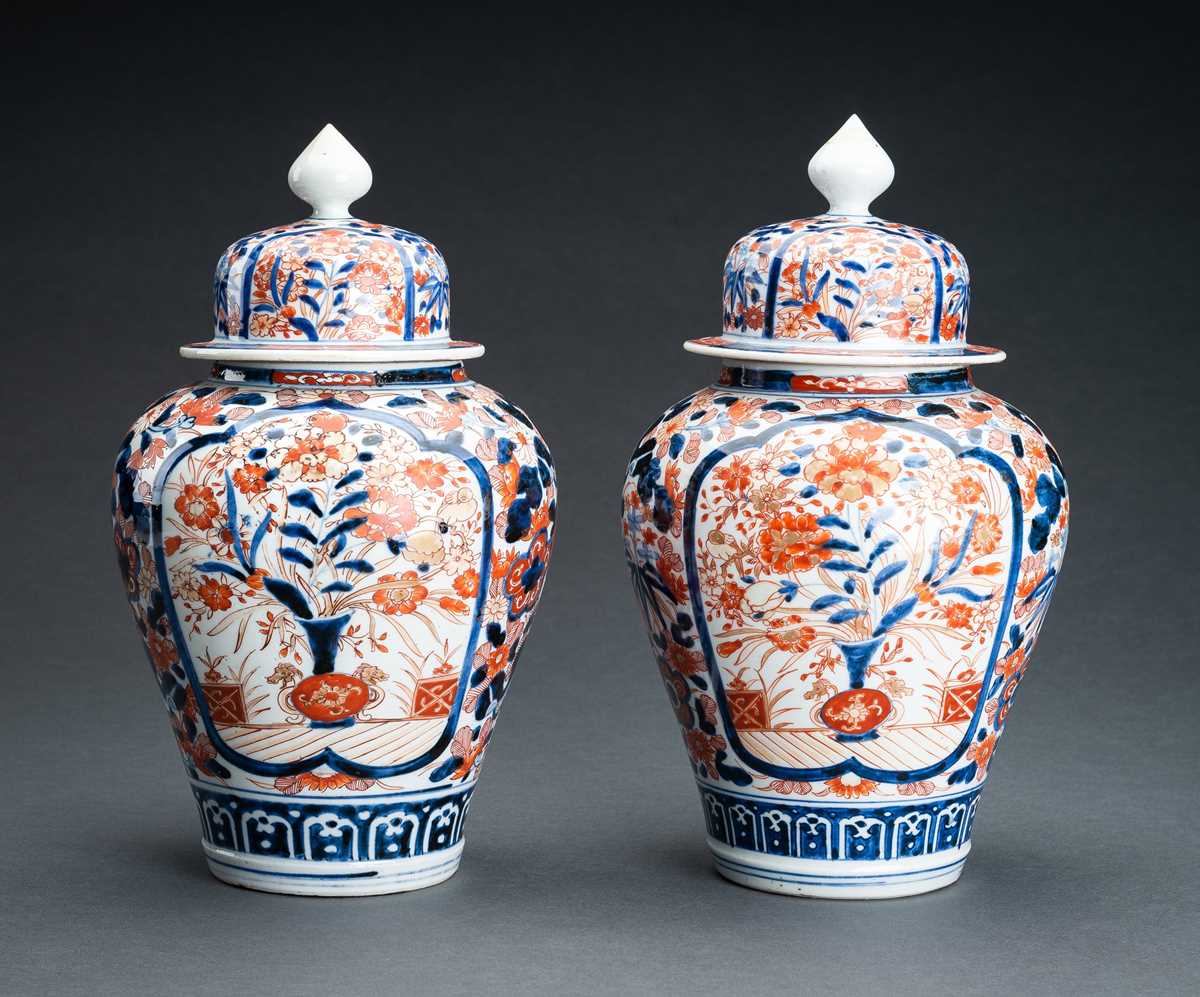 Lot 92 - A PAIR OF IMARI PORCELAIN VASES AND COVERS, EDO PERIOD