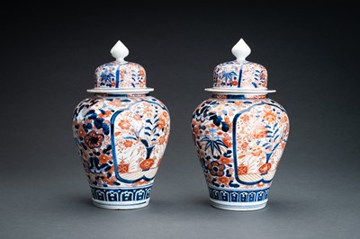 Lot 92 - A PAIR OF IMARI PORCELAIN VASES AND COVERS, EDO PERIOD