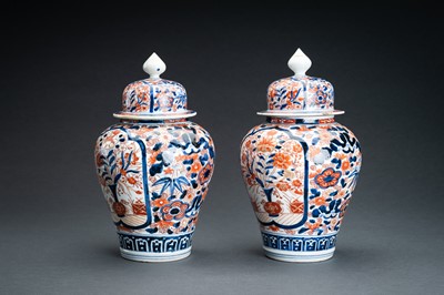 Lot 92 - A PAIR OF IMARI PORCELAIN VASES AND COVERS, EDO PERIOD