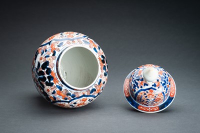 Lot 92 - A PAIR OF IMARI PORCELAIN VASES AND COVERS, EDO PERIOD