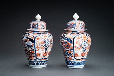 Lot 92 - A PAIR OF IMARI PORCELAIN VASES AND COVERS, EDO PERIOD