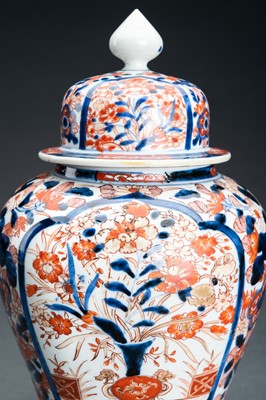 Lot 92 - A PAIR OF IMARI PORCELAIN VASES AND COVERS, EDO PERIOD