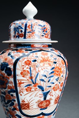 Lot 92 - A PAIR OF IMARI PORCELAIN VASES AND COVERS, EDO PERIOD