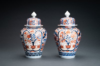 Lot 92 - A PAIR OF IMARI PORCELAIN VASES AND COVERS, EDO PERIOD