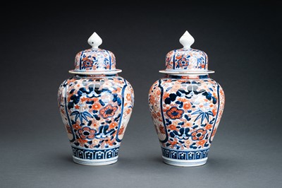 Lot 92 - A PAIR OF IMARI PORCELAIN VASES AND COVERS, EDO PERIOD