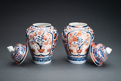 Lot 92 - A PAIR OF IMARI PORCELAIN VASES AND COVERS, EDO PERIOD