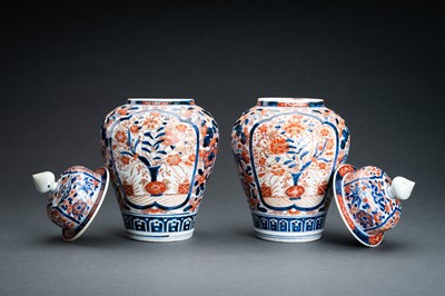 Lot 92 - A PAIR OF IMARI PORCELAIN VASES AND COVERS, EDO PERIOD