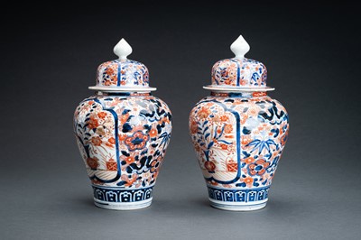 Lot 92 - A PAIR OF IMARI PORCELAIN VASES AND COVERS, EDO PERIOD