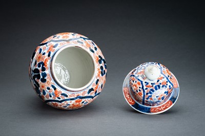 Lot 92 - A PAIR OF IMARI PORCELAIN VASES AND COVERS, EDO PERIOD