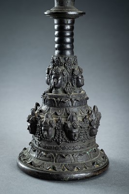 Lot 613 - AN ORNATE JAVANESE BRONZE TEMPLE BELL