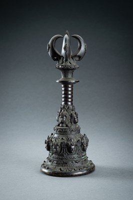 Lot 613 - AN ORNATE JAVANESE BRONZE TEMPLE BELL