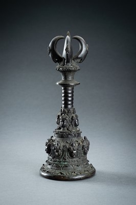 Lot 613 - AN ORNATE JAVANESE BRONZE TEMPLE BELL