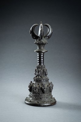 Lot 613 - AN ORNATE JAVANESE BRONZE TEMPLE BELL