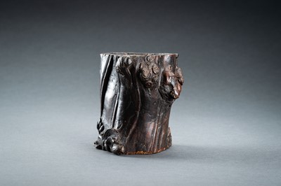 Lot 27 - A WOOD “TREE TRUNK WITH BATS AND LINGZHI” BRUSHPOT, BITONG, 17th CENTURY