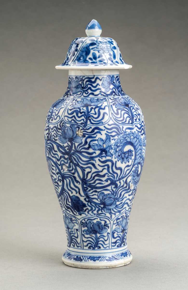 Lot 325 - A BLUE AND WHITE KANGXI PERIOD PORCELAIN BALUSTER VASE, VUNG TAO CARGO
