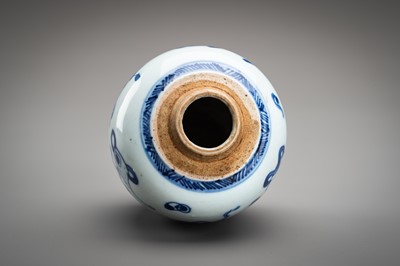A SMALL BLUE AND WHITE PORCELAIN GINGER JAR, QING