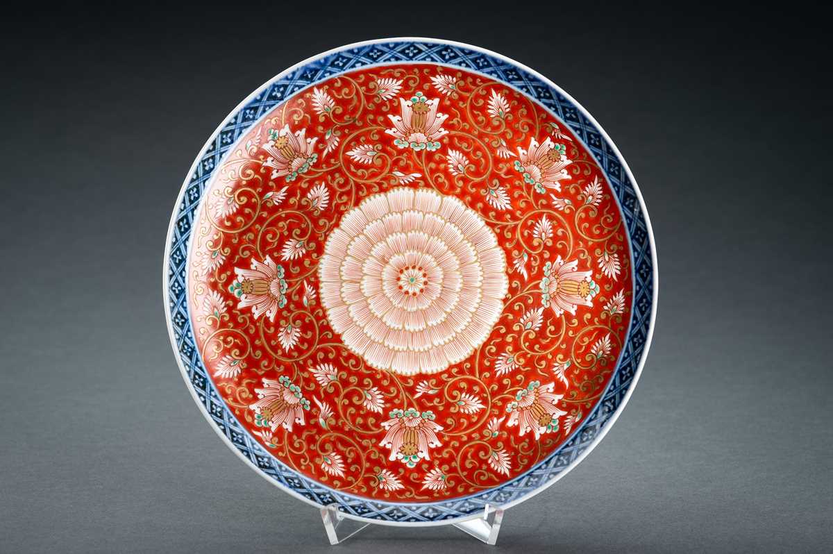 Lot 94 - A FINE IMARI PORCELAIN ´FLORAL´ DISH, 19th CENTURY