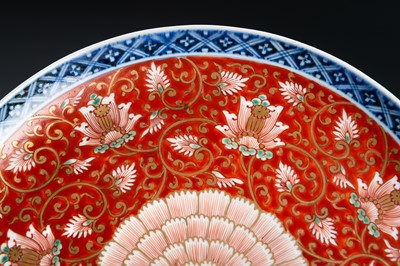 Lot 94 - A FINE IMARI PORCELAIN ´FLORAL´ DISH, 19th CENTURY