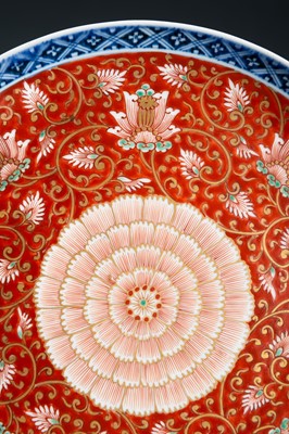 Lot 94 - A FINE IMARI PORCELAIN ´FLORAL´ DISH, 19th CENTURY