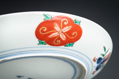 Lot 94 - A FINE IMARI PORCELAIN ´FLORAL´ DISH, 19th CENTURY