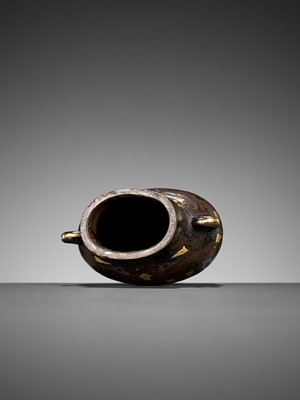 Lot 160 - AN ARCHAISTIC MINATURE GOLD AND SILVER-INLAID BRONZE VESSEL, POU, SONG TO MING DYNASTY