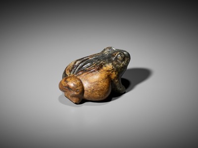 Lot 131 - A LARGE GREEN AND RUSSET JADE FIGURE OF A THREE-LEGGED TOAD, MING DYNASTY