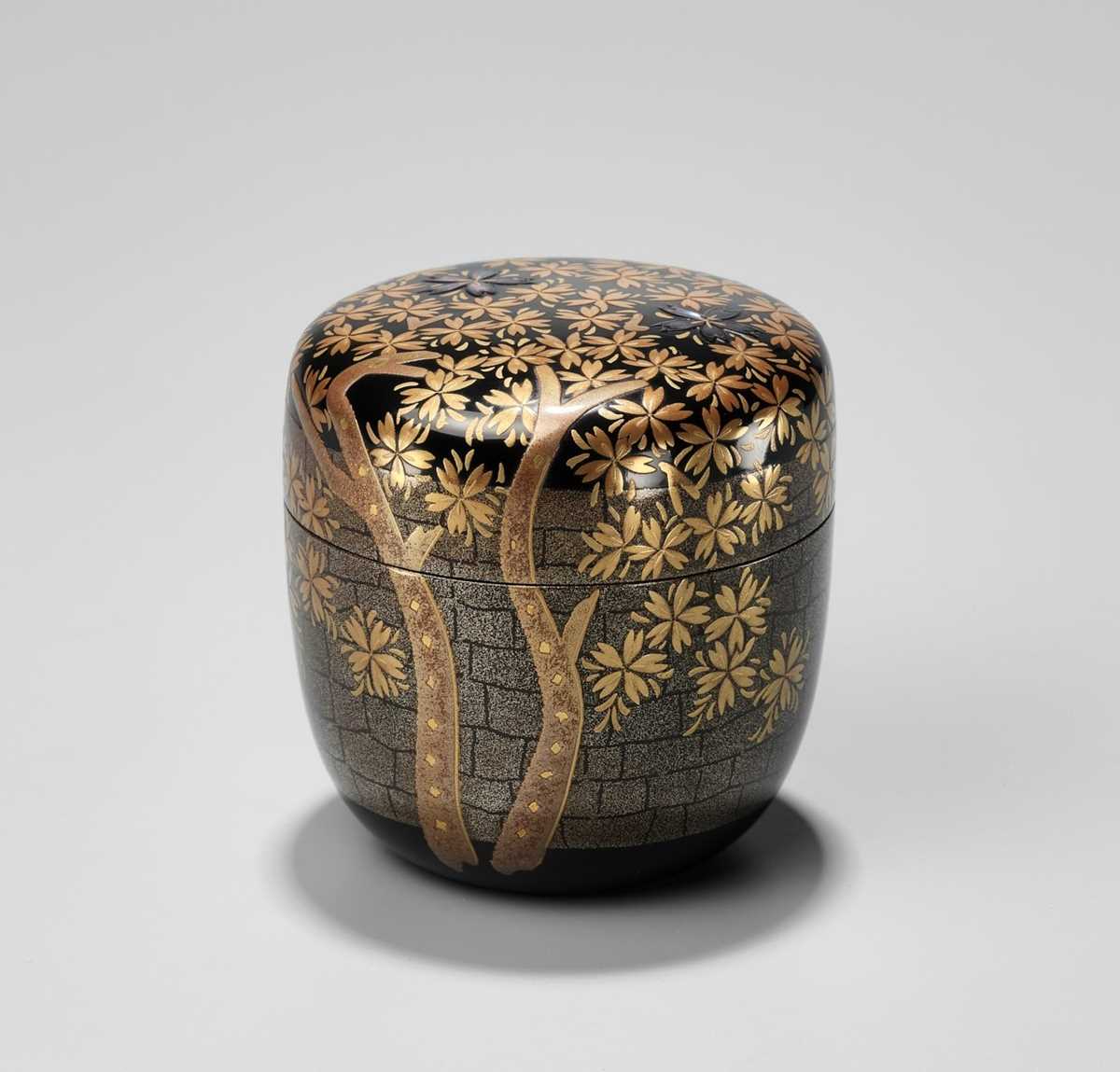 Lot 219 - KOZEN: A LACQUER NATSUME (TEA CADDY) WITH CHERRY BLOSSOMS BY A CASTLE WALL