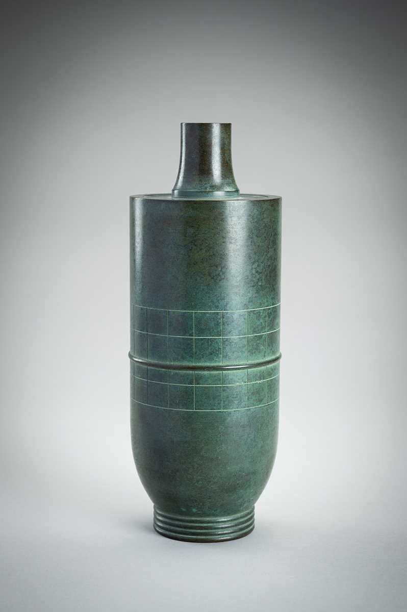 Lot 59 - HASUDA SHUGORO: A GREEN PATINATED BRONZE VASE