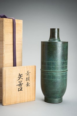 Lot 59 - HASUDA SHUGORO: A GREEN PATINATED BRONZE VASE