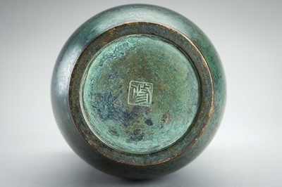 Lot 59 - HASUDA SHUGORO: A GREEN PATINATED BRONZE VASE