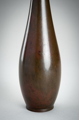 Lot 39 - HATA ZOROKU III: AN IKEBANA BRONZE VASE, TAISHO