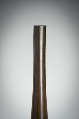 Lot 39 - HATA ZOROKU III: AN IKEBANA BRONZE VASE, TAISHO